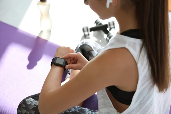 Kobieta Sprawdzająca Fitness Tracker Siłowni Zbliżenie — Zdjęcie stockowe