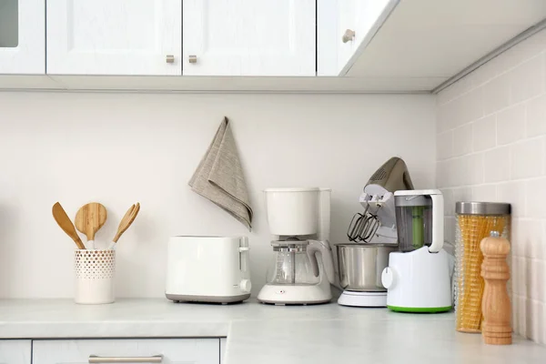 Moderne Toaster Und Andere Haushaltsgeräte Auf Der Arbeitsplatte Der Küche — Stockfoto