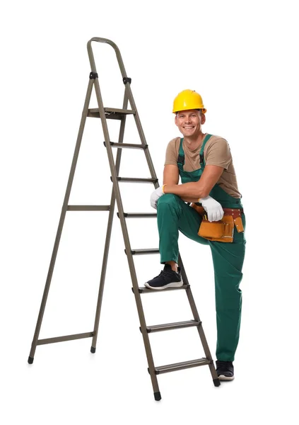 Professionele Constructeur Bij Ladder Witte Achtergrond — Stockfoto