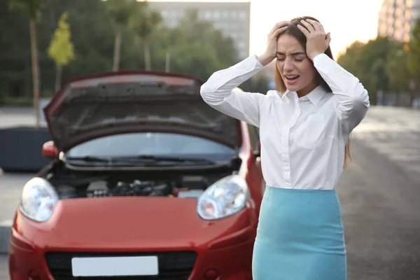 Mujer Estresada Pie Cerca Coche Roto Calle Ciudad —  Fotos de Stock