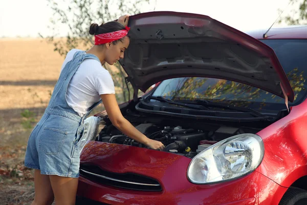 Mujer Joven Estresada Arreglar Coche Roto Aire Libre —  Fotos de Stock