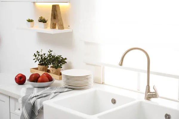Modern Kitchen Interior Bowl Full Ripe Apples Counter — Stock Photo, Image