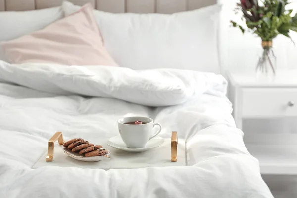 Tasse Aromatischer Tee Und Kekse Auf Weicher Decke Schlafzimmer — Stockfoto