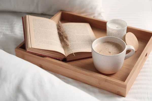 白い毛布の上の芳香族コーヒー 本とキャンドルのカップ クローズアップ — ストック写真