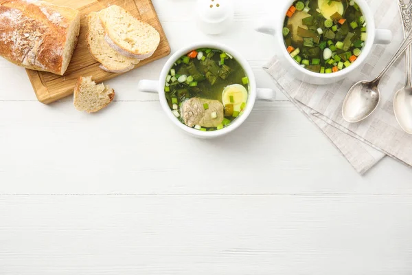 Heerlijke Zuring Soep Met Vlees Geserveerd Witte Houten Tafel Plat — Stockfoto