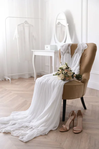 Elegantní Svatební Šaty Boty Kytice Pokoji — Stock fotografie