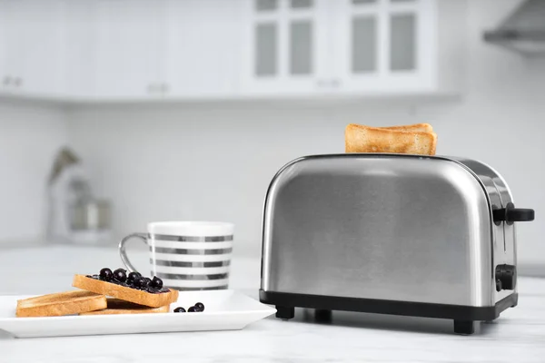 Сучасний Тостер Смачний Сніданок Білому Столі Кухні — стокове фото