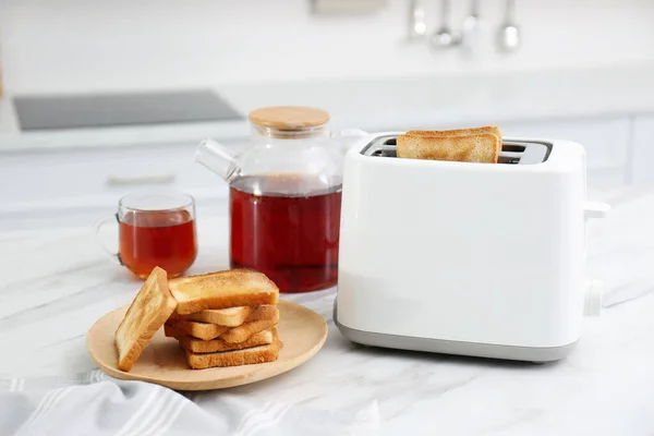 厨房里的现代烤面包机 在白色大理石桌上放上面包和茶 — 图库照片
