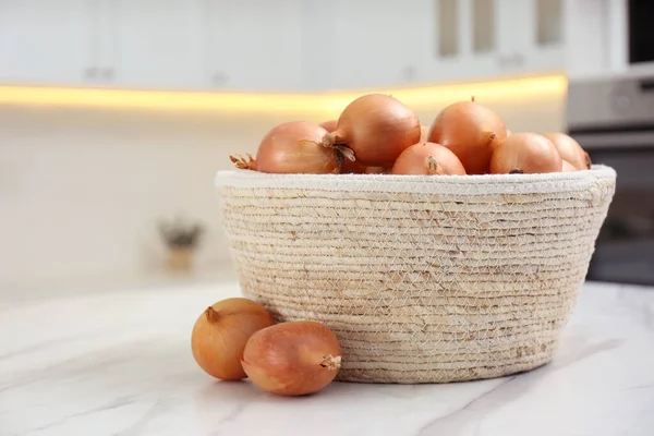 Modern Mutfağın Beyaz Mermer Masasında Taze Soğan Sepeti Yakın Plan — Stok fotoğraf