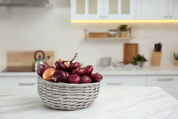 Modern Mutfağın Beyaz Mermer Masasında Taze Soğanlı Sepet Metin Için — Stok fotoğraf