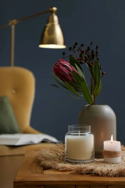 Vase Mit Schönen Protea Blumen Und Kerzen Auf Holztisch Drinnen — Stockfoto