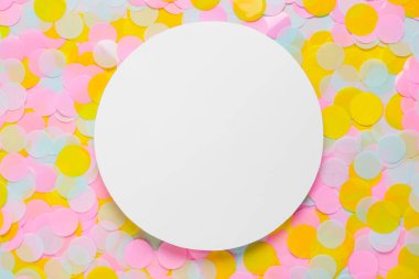 Parlak konfeti kartı, üst manzara. Metin için boşluk