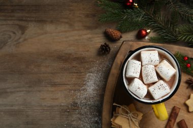 Lezzetli marshmallow kakaolu düz kompozisyon ve ahşap masa üzerinde Noel dekorasyonu. Metin için boşluk