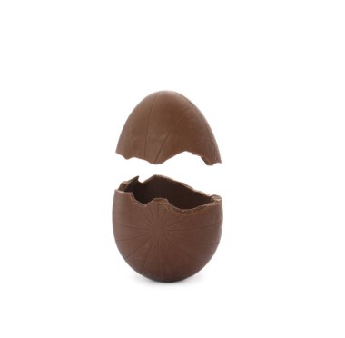 Beyaz arka planda kırık çikolatalı yumurta.