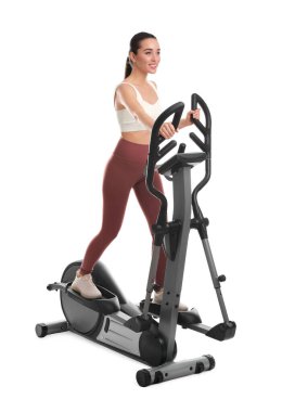 Beyaz arka planda modern eliptik makine kullanan kadın