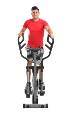 Beyaz arka planda modern eliptik makine kullanan adam