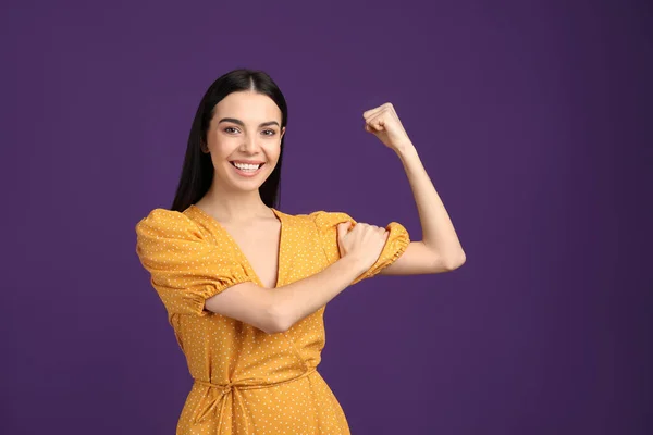 Mujer Fuerte Como Símbolo Poder Femenino Sobre Fondo Púrpura Marzo — Foto de Stock