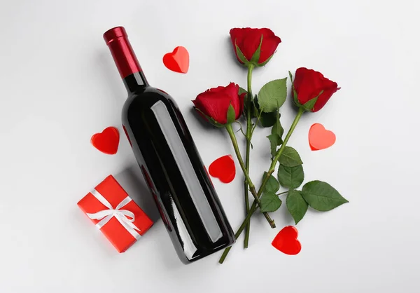 Flache Komposition Mit Geschenkbox Und Rosen Auf Weißem Hintergrund Valentinstag — Stockfoto