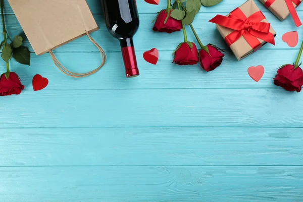 Flache Komposition Mit Geschenkbox Und Rosen Auf Türkisfarbenem Holzhintergrund Platz — Stockfoto