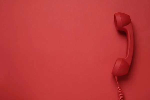 Sladdad Telefon Telefon Telefon Röd Bakgrund Ovanifrån Telejourkoncept — Stockfoto