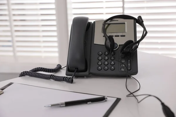 Ofisteki Beyaz Masada Kulaklık Takılı Bir Masaüstü Telefonu Yardım Hattı — Stok fotoğraf