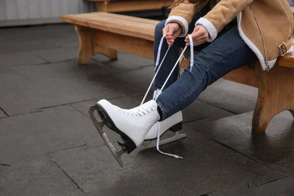 Kvinna Snörning Konståkning Medan Sitter Bänken Närbild — Stockfoto