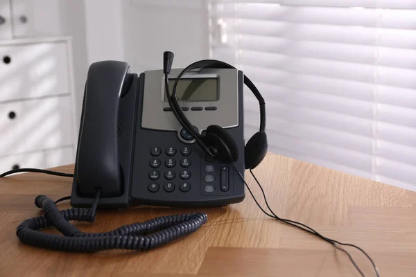 Teléfono Fijo Auriculares Mesa Madera Interior Servicio Línea Directa —  Fotos de Stock