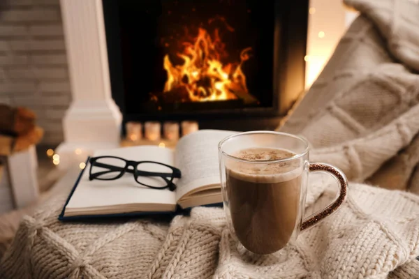 在室内壁炉边的咖啡 书和眼镜杯 文字空间 舒适的气氛 — 图库照片