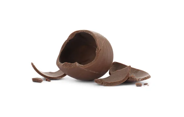 Разбитое Молочное Шоколадное Яйцо Белом Фоне — стоковое фото