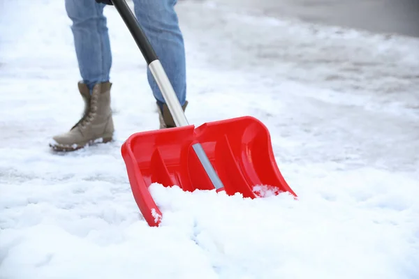 Person Skotta Snö Utomhus Vinterdagen Närbild — Stockfoto