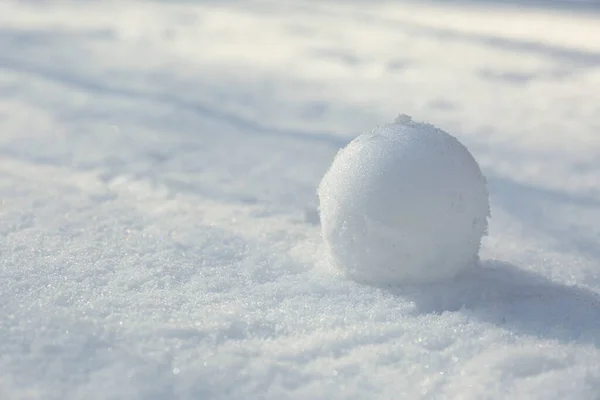 Perfekter Schneeball Auf Schnee Freien Nahaufnahme Raum Für Text — Stockfoto