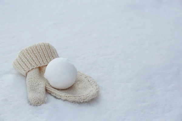 Strickhandschuhe Und Schneeball Auf Schnee Freien Raum Für Text — Stockfoto