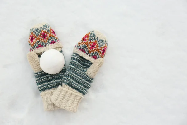 Rękawiczki Śnieżka Śniegu Zewnątrz Płasko Miejsce Tekst — Zdjęcie stockowe