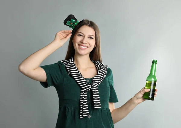 Mulher Feliz Dia São Patrício Roupa Com Cerveja Fundo Cinza — Fotografia de Stock