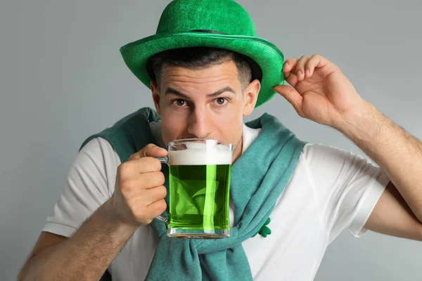 Hombre Traje San Patricio Bebiendo Cerveza Sobre Fondo Gris Claro —  Fotos de Stock