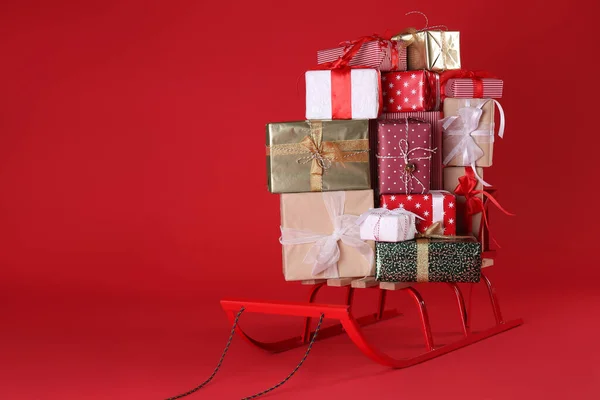 Trineo Con Cajas Regalo Sobre Fondo Rojo Espacio Para Texto — Foto de Stock