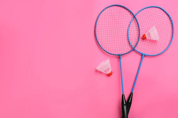 粉红背景上的球拍和羽毛球 平铺着文字空间 羽毛球的装备 — 图库照片