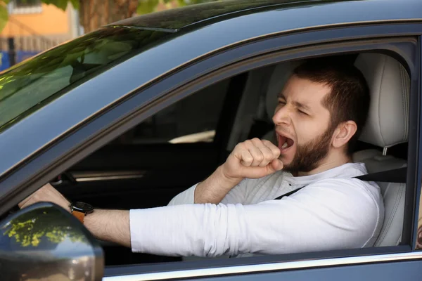 Hombre Cansado Bostezando Coche Moderno —  Fotos de Stock