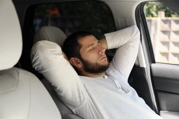 Zmęczony Człowiek Śpiący Swoim Nowoczesnym Samochodzie — Zdjęcie stockowe