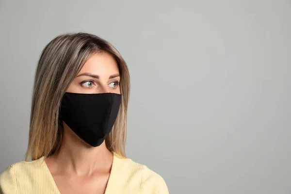 Junge Frau Mit Schutzmaske Auf Hellgrauem Hintergrund Raum Für Text — Stockfoto