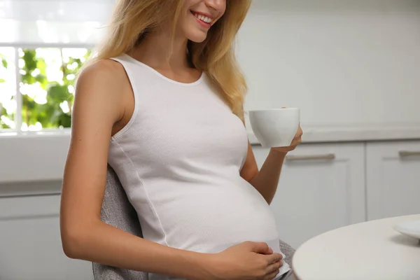Vacker Gravid Kvinna Dricker Köket Närbild — Stockfoto