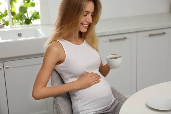 Hermosa Mujer Embarazada Bebiendo Cocina — Foto de Stock