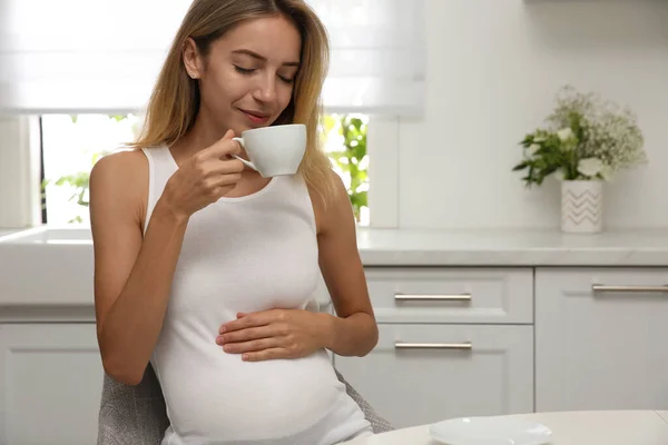Beautiful Pregnant Woman Drinking Tea Kitchen — Stock Photo, Image