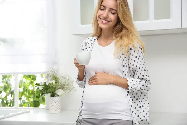 Hermosa Mujer Embarazada Bebiendo Cocina —  Fotos de Stock