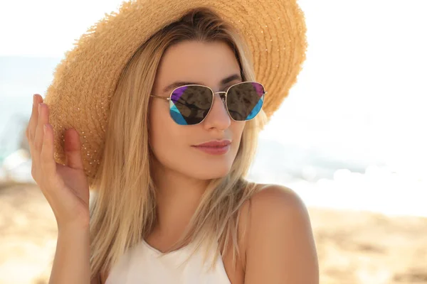 Beautiful Woman Wearing Sunglasses Outdoors Sunny Day — Stock Photo, Image