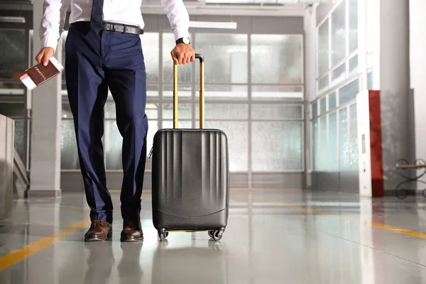 Hombre Negocios Con Maleta Viaje Negro Aeropuerto Espacio Para Texto — Foto de Stock