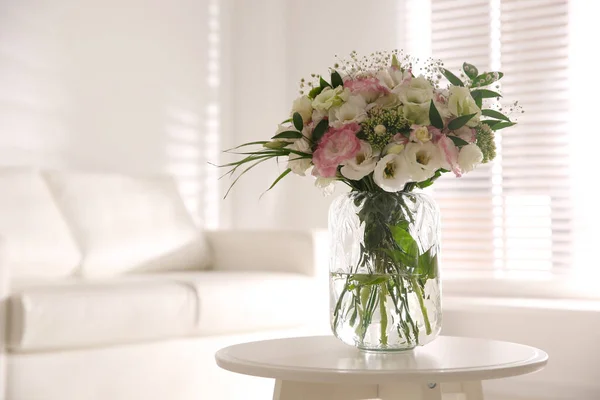 Ramo Hermosas Flores Mesa Sala Estar Diseño Interiores — Foto de Stock