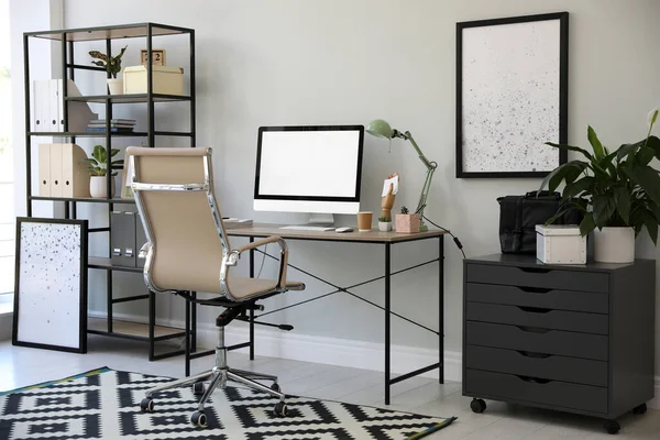 Cadeira Escritório Confortável Perto Mesa Com Computador Moderno Dentro Casa — Fotografia de Stock