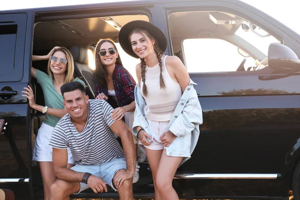 Glückliche Freunde Der Nähe Von Autos Freien Sommerreise — Stockfoto