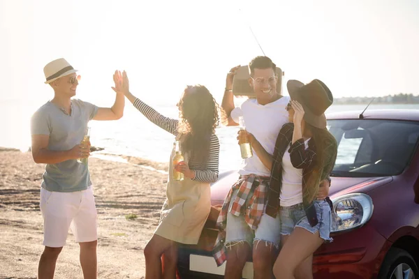 Glückliche Freunde Die Sich Der Nähe Des Autos Strand Amüsieren — Stockfoto